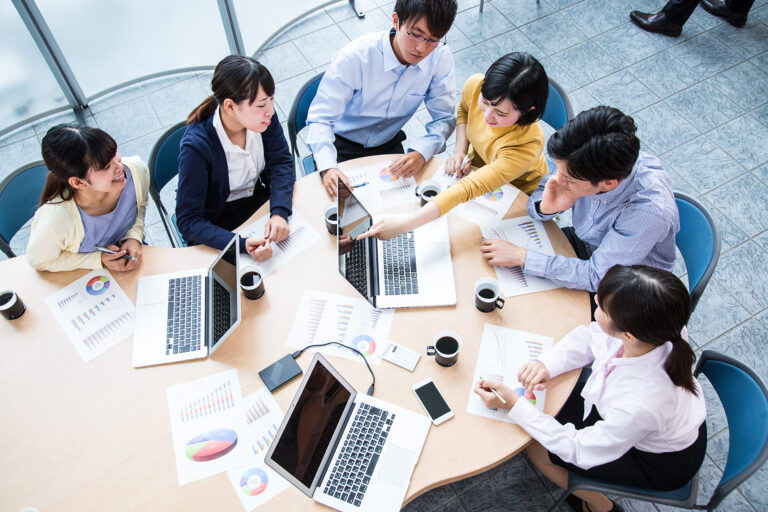 外注したからといって丸投げはNG！記事制作で成果を出すには、外注先との円滑な情報共有が重要